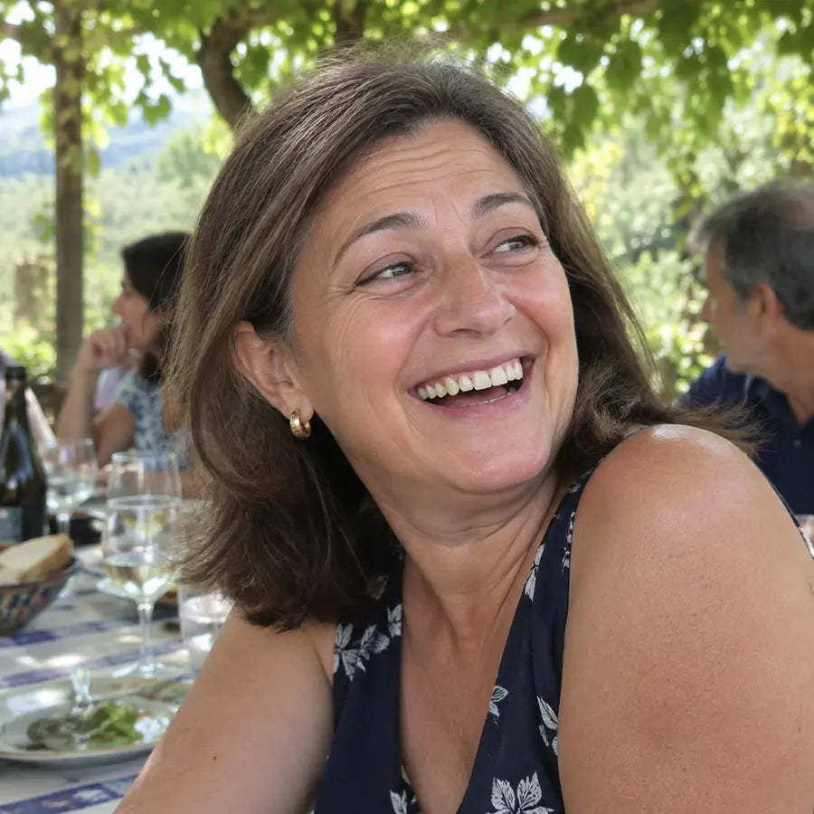 Donna che ride con tutta la faccia